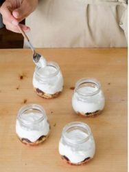 yogurt sullo strato di granola nei bicchierini