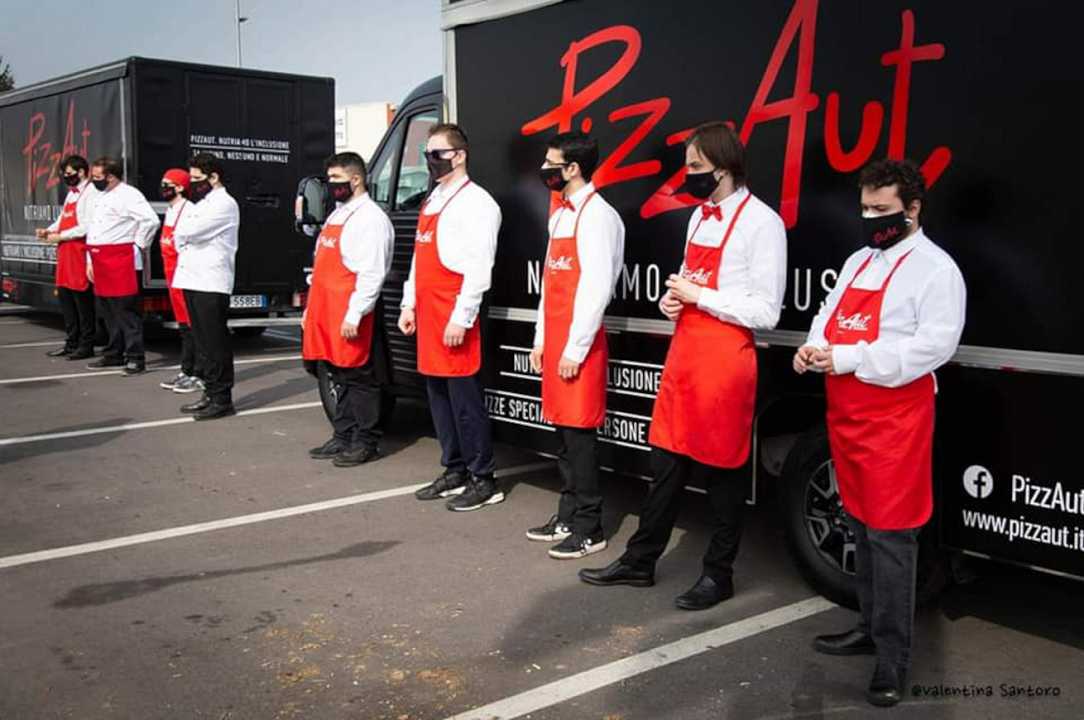 PizzAut inuagura un food truck e protesta per i ritardi nei vaccini