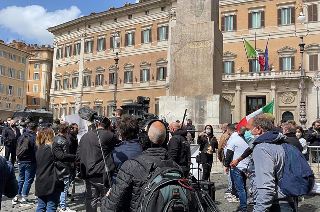 Ristoratori e ambulanti scendono in piazza: scontri a Montecitorio