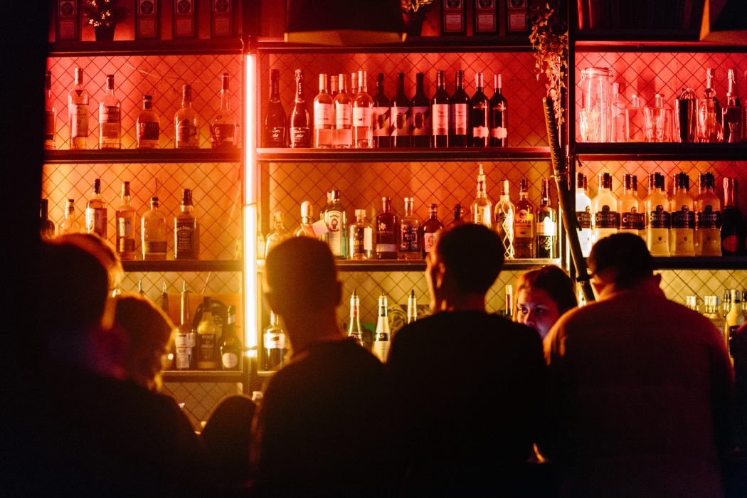cocktail bar interno notte folla