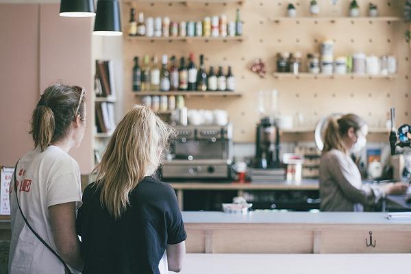 Ristoranti e bar: dal primo giugno aperti al chiuso, anche di sera