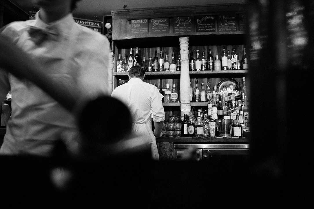Bar, Milano: barista picchiato per non aver servito da bere dopo le 22 a una ragazza ubriaca