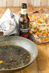 birra che deglassa la padella