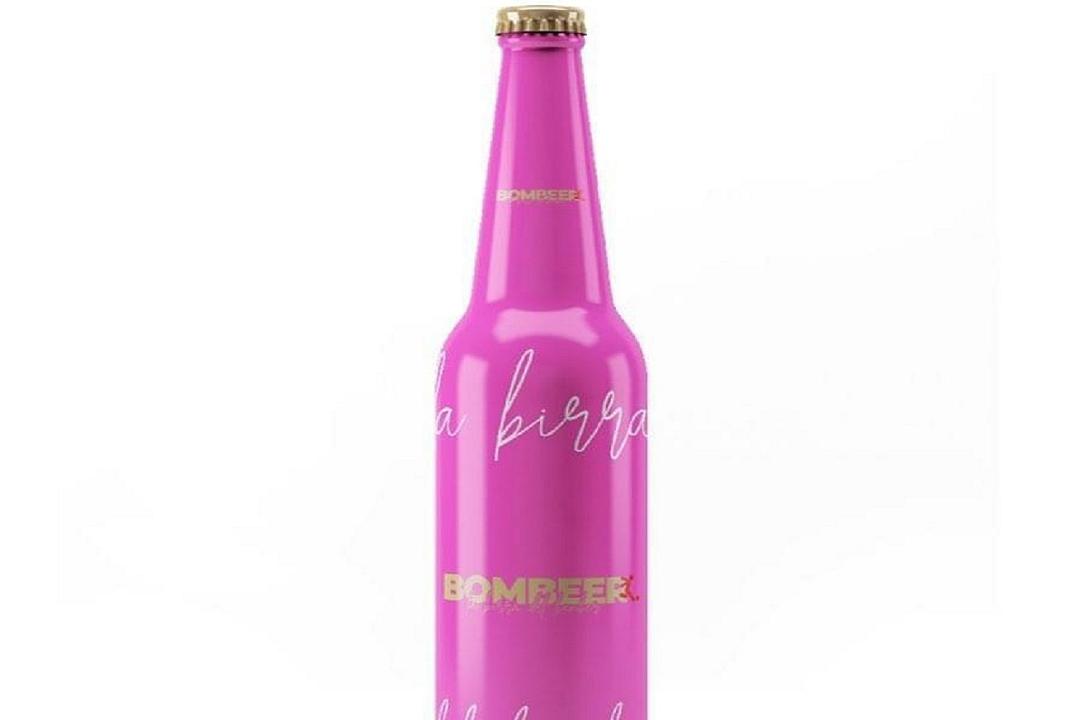 Bobo Vieri lancia una nuova birra, fatta per le donne perché è rosa