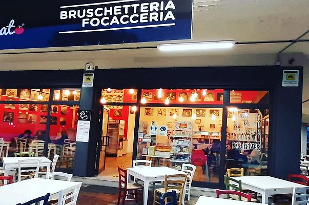 Ristorante di Rimini riapre dopo 8 mesi, ma i vicini gli mandano la Polizia: “Troppi paraventi”