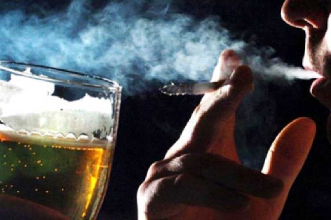 Catania, bar chiuso: un cliente beveva e fumava in bagno