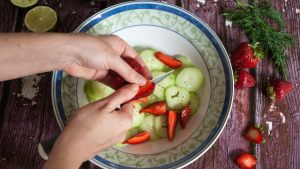 ciotola con cetrioli a fette e fragole a spicchi