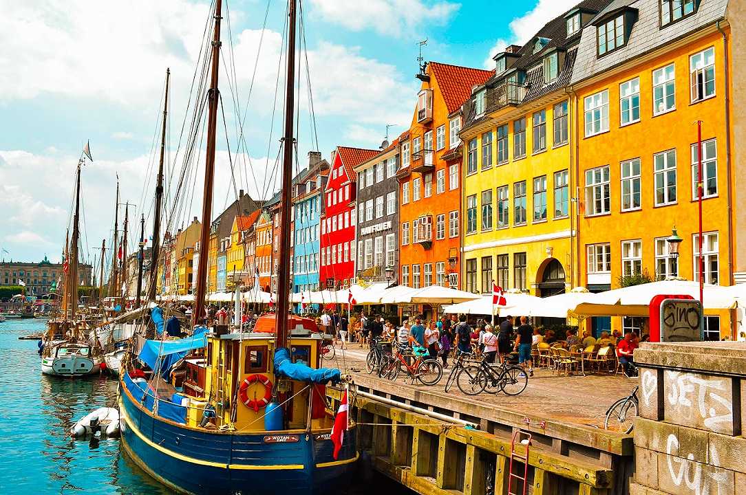 Danimarca riapre ristoranti e bar con il “Coronapas”, il pass anche digitale