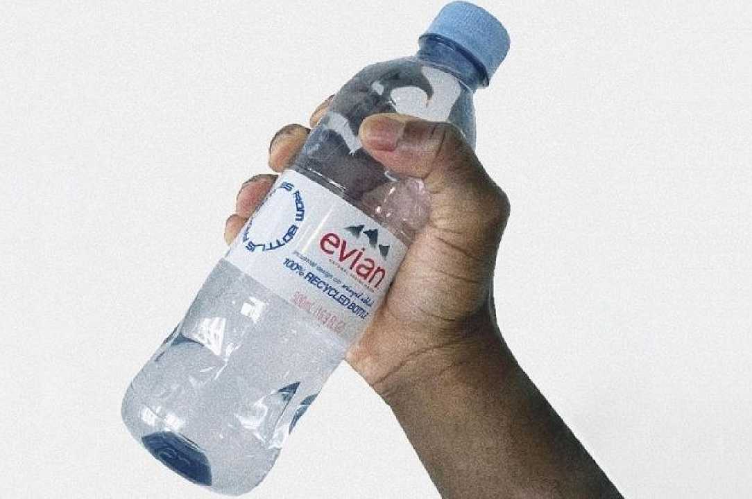 Evian e le scuse ai musulmani: invita a bere acqua dimenticando il Ramadan