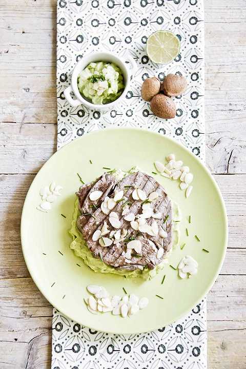 Filetto di manzo con crema di avocado e mandorle