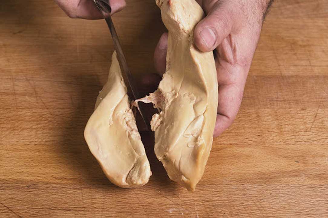Fois gras: le star della serie Netflix After Life dicono stop all’importazione