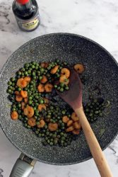 gamberi e piselli saltati in padella