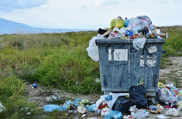 Roma, allarme rifiuti: troppo pochi i passaggi di raccolta per ristoranti e bar?