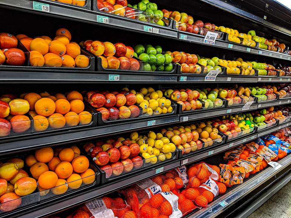 UK, i supermercati saranno obbligati a mettere frutta e verdura all’ingresso?