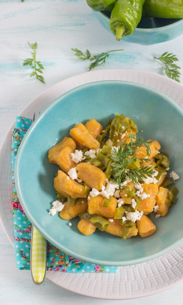 gnocchi di carote nel piatto con feta visti dall'alto