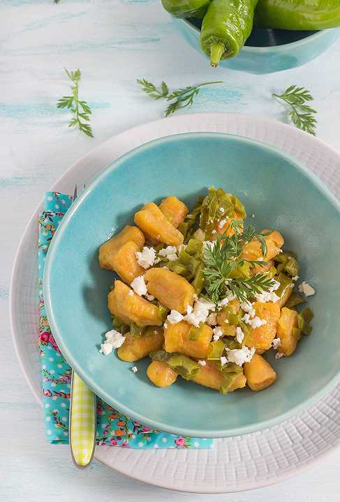 Gnocchi di carote e patate con feta e friggitelli