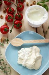 gorgonzola in una ciotola con yogurt
