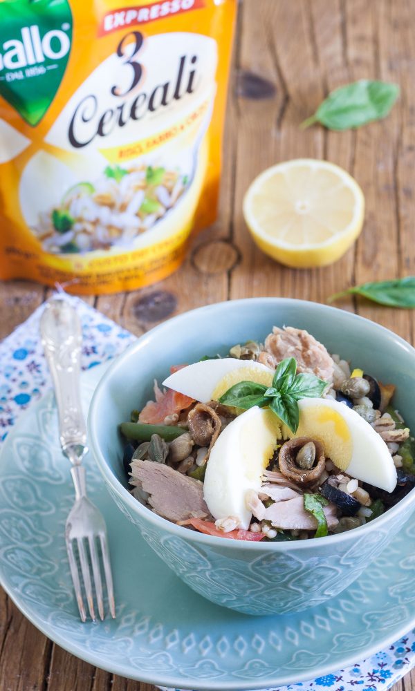 insalata alla nizzarda con uovo acciughe e capperi dall'alto