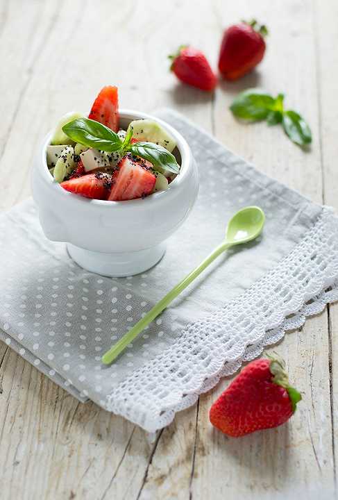 Insalata di tofu, cetrioli e fragole