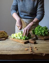 Tagliate e lavate l'insalata