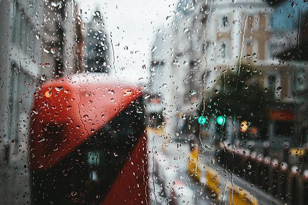 Acqua piovana, i livelli di PFAS sono troppo elevati: berla non è più sicuro