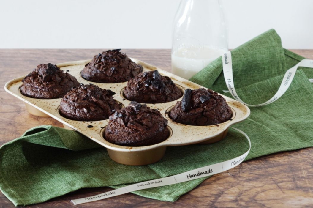 muffin al cioccolato nella teglia