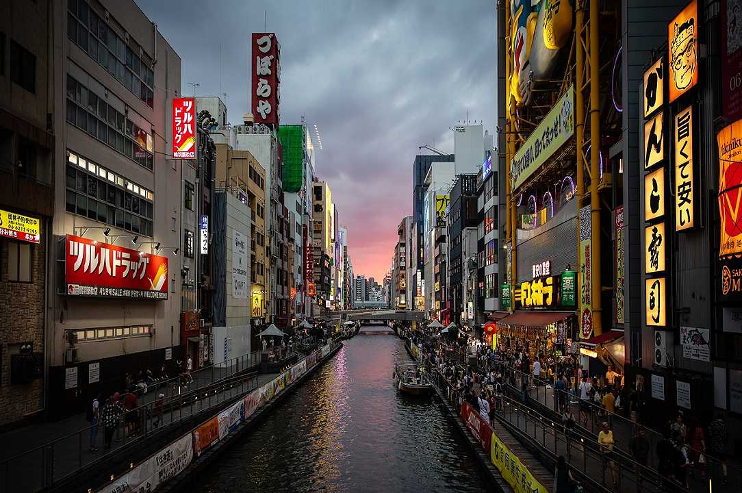 Giappone: ristoranti e bar pronti a chiudere a Osaka, nuovo stato di emergenza
