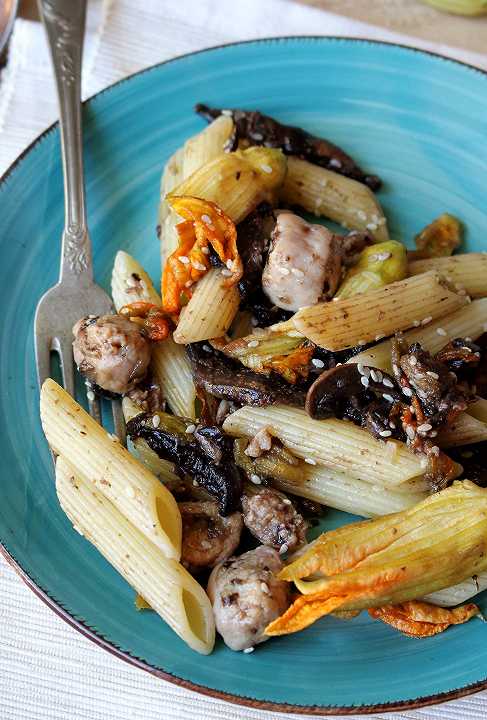 Pasta fredda con fiori di zucca, salsiccia e funghi