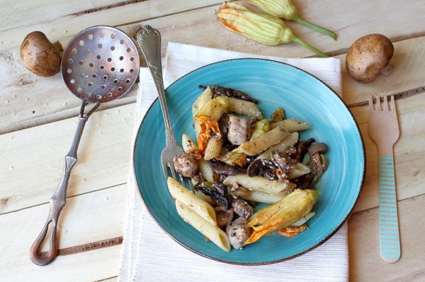 penne con fiori di zucca e semi di sesamo