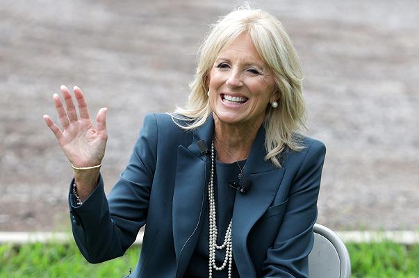 Pesce d’Aprile: Jill Biden serve il gelato sull’aereo e nessuno la riconosce