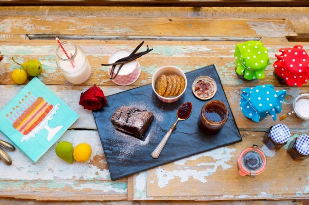piatto da portata con vasetto di confettura, biscotti e torta