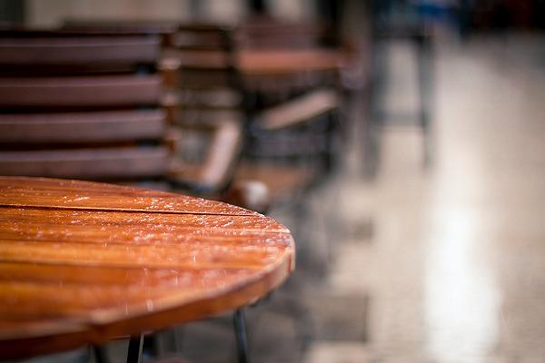 Ristoranti aperti, e piove: il video ironico della pizzeria di Rivoli