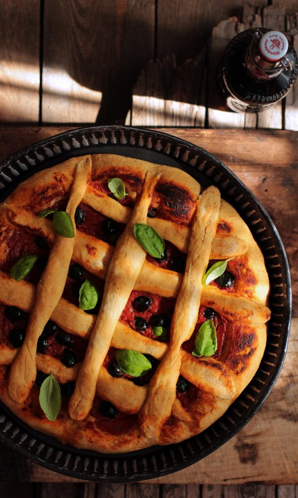 pizza al pomodoro con olive dall'alto