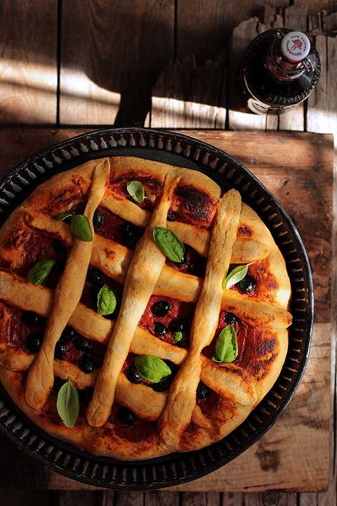 Pizza con pomodoro e olive