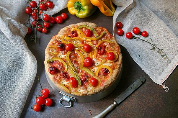Pizza con farina di farro, pomodorini e peperoni