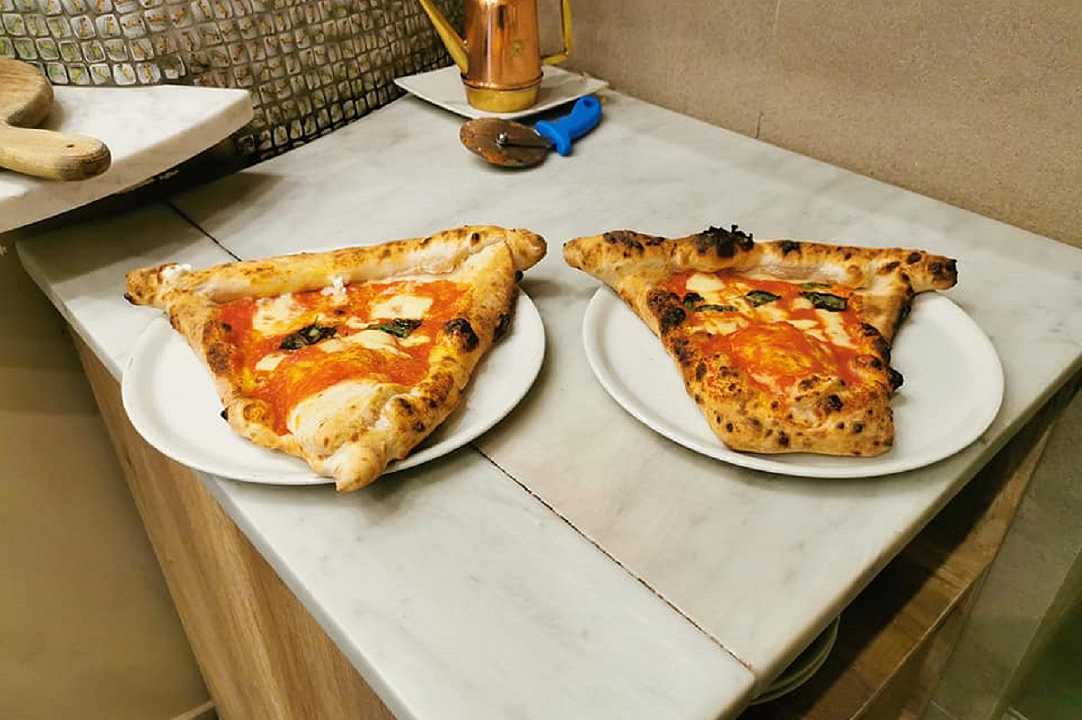 Pizza mutanda, la provocazione della pizzeria Al 22 di Napoli