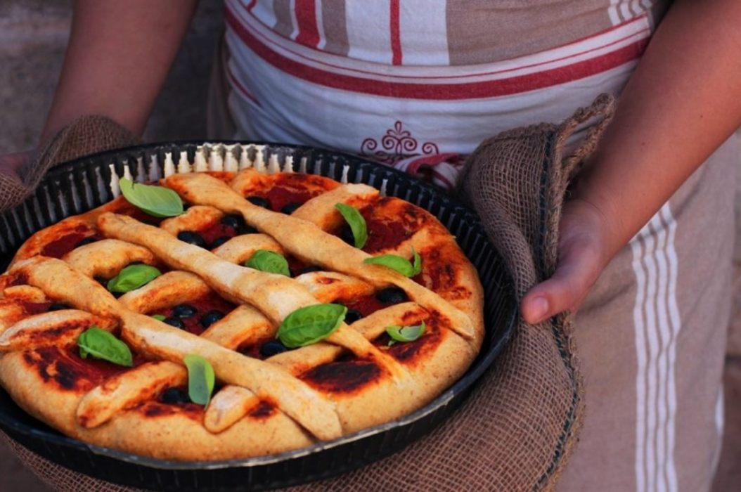 pizza pomodoro e olive con stisce come una crostata
