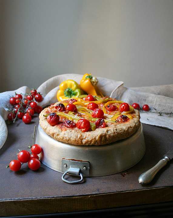 Pizza con farina di farro, pomodorini e peperoni