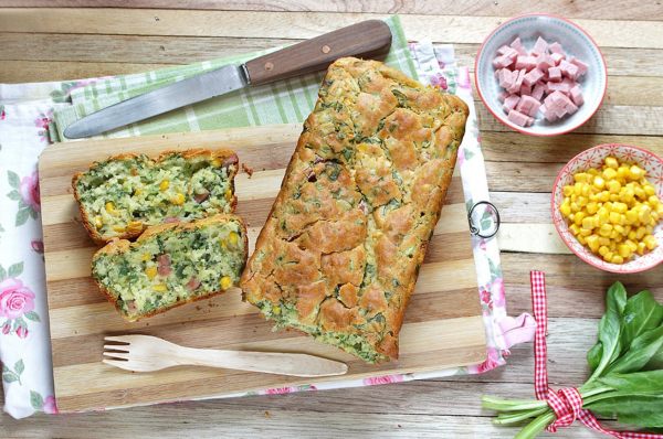 plumcake con bietola e mais pronto e affettato sul tagliere