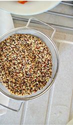 quinoa lessata nello scolapasta