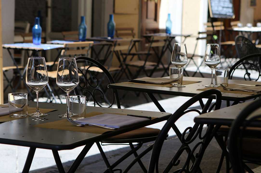 Francia, “cene clandestine” nei ristoranti chiusi: indagini su alcuni Ministri