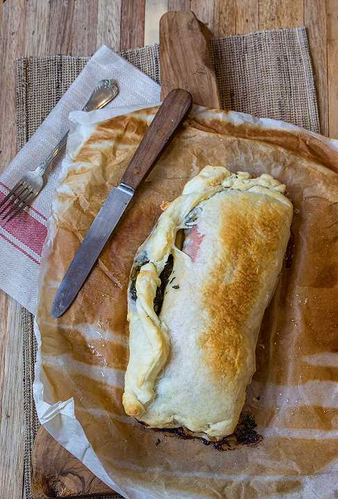 Strudel di pasta sfoglia con bietole e mortadella