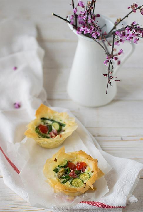 Tartellette di pasta fillo con zucchine, ricotta e acciughe –