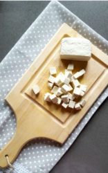 tofu tagliato a cubetti su un tagliere