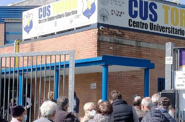 Torino, chiuso il bar nel centro vaccinale: violava le norme anti-Covid