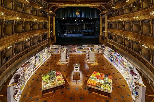 Trento, il teatro sociale diventa un supermercato: l’installazione di Anna Scalfi Eghenter