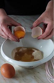 Montate zucchero e uova