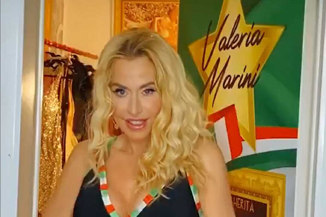 Valeria Marini beve uova crude a “Supervivientes” e si intossica in diretta tv