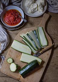 Tagliate e cuocete le zucchine