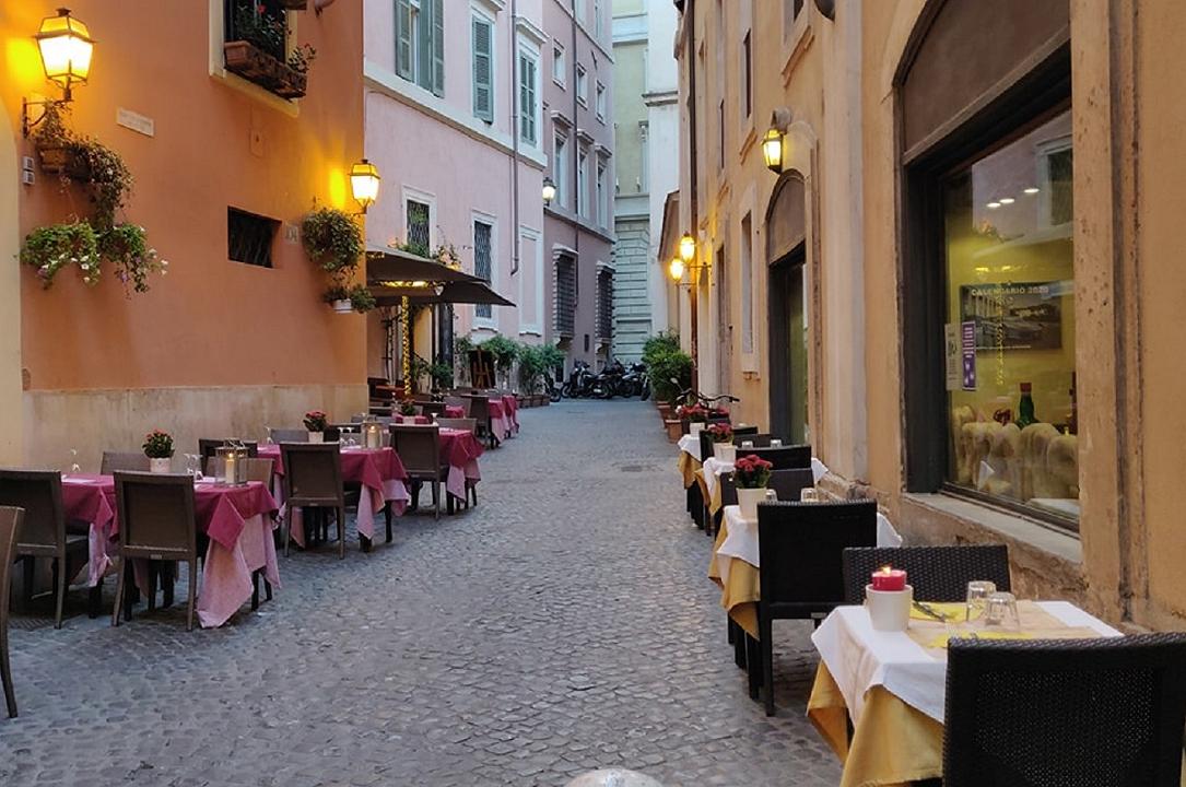Roma, bar e ristoranti potranno mettere i tavoli davanti alle vetrine
